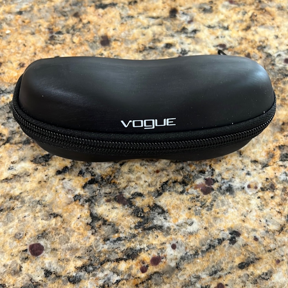 Vogue zipper glasses case